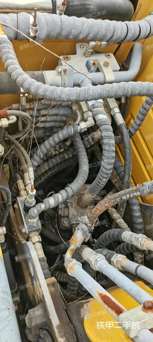 回转马达和主控阀（整机外观）