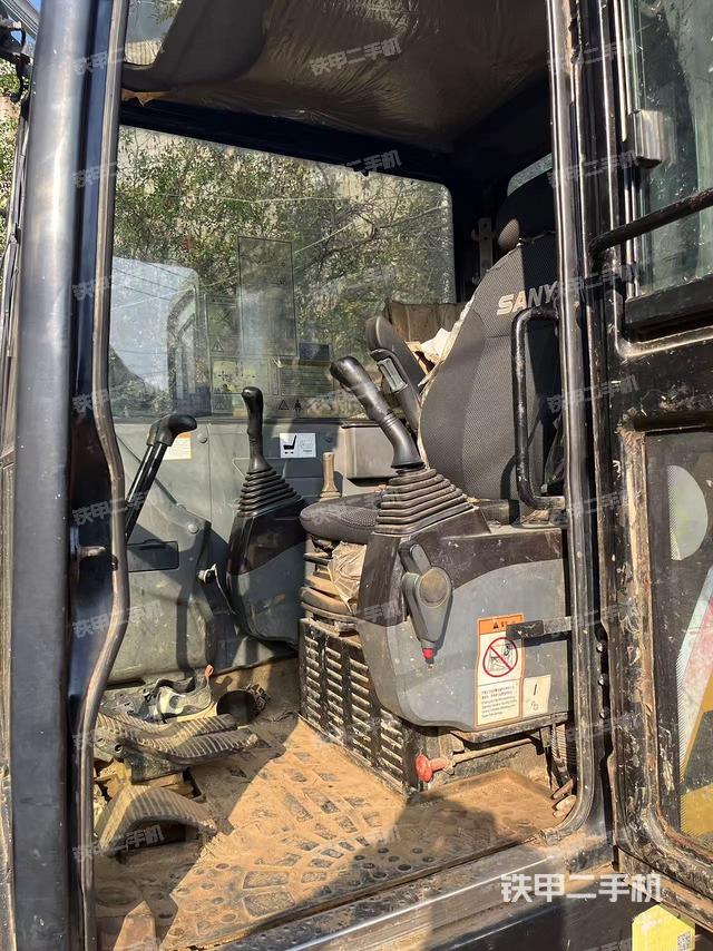 駕駛室整體（整機(jī)外觀）