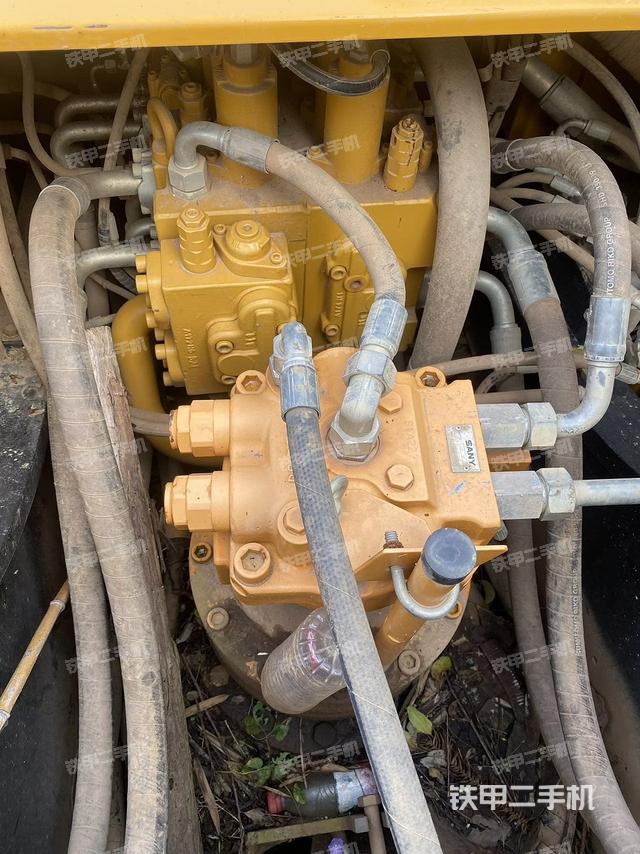 回转马达和主控阀（整机外观）