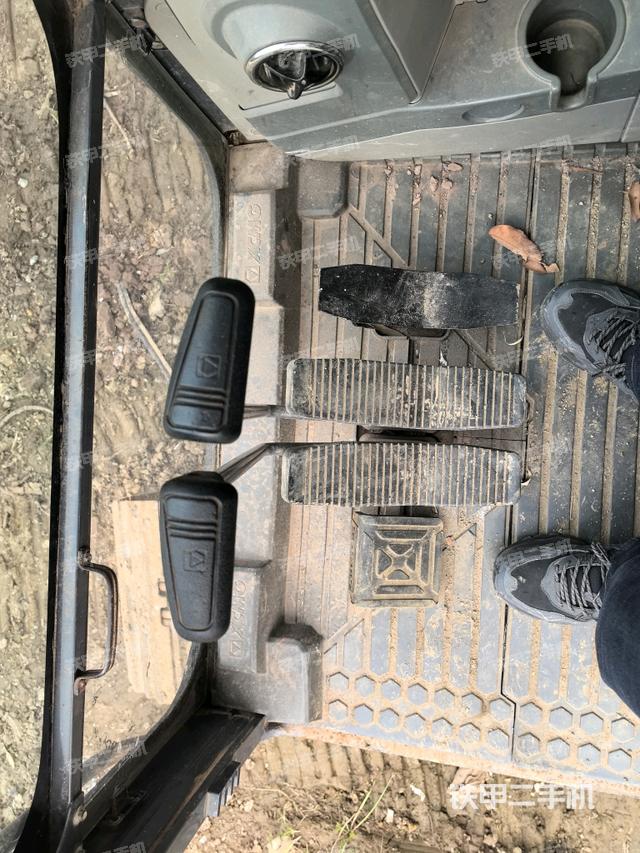 行走控制手柄和踏板?俯拍（駕駛室部分）