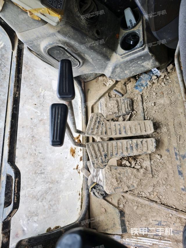 行走控制手柄和踏板?俯拍（駕駛室部分）