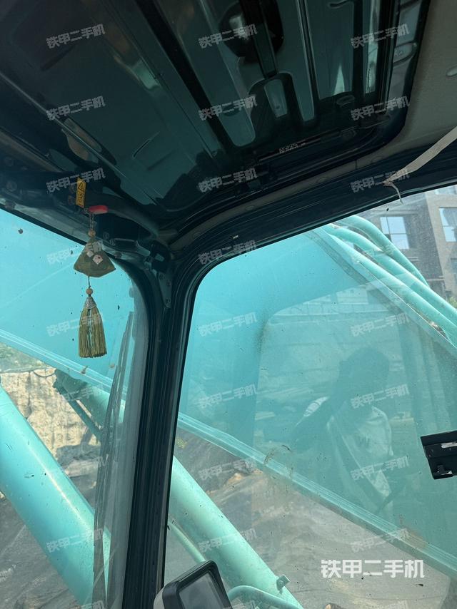 駕駛室頂部(整機(jī)外觀) 駕駛室頂部(整機(jī)外觀)