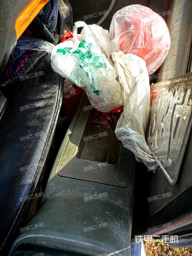 座椅左侧控制台/音响/含左手柄(驾驶室部分) 座椅左侧控制台/音响/含左手柄(驾驶室部分)