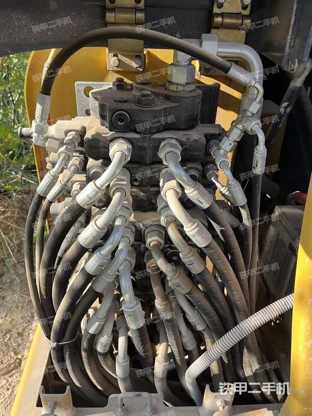 回转马达和主控阀（整机外观）