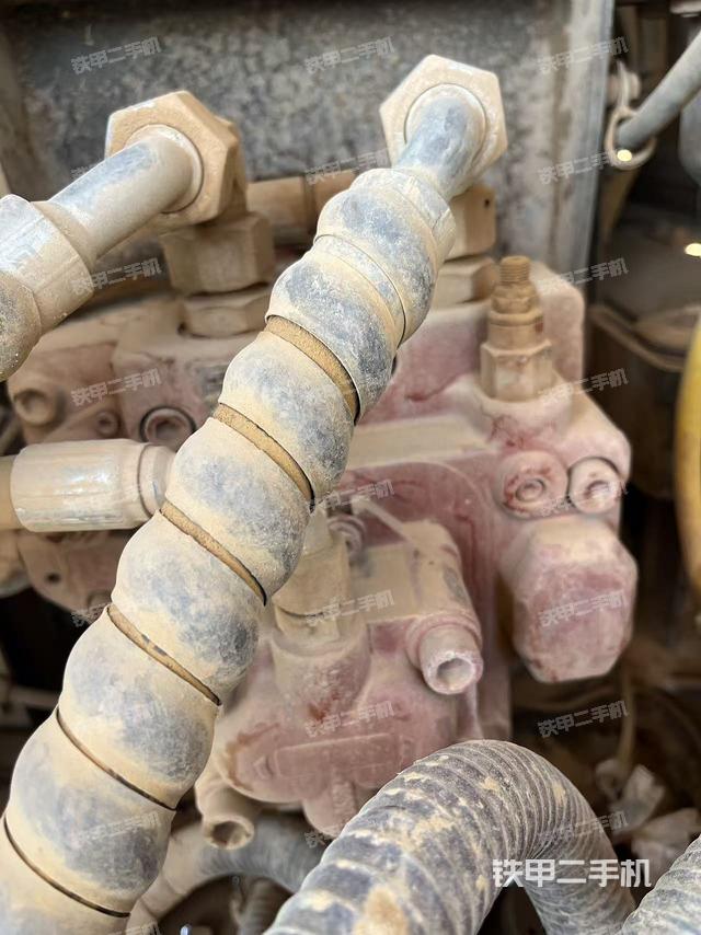 液壓泵艙室正面整體（整機外觀）