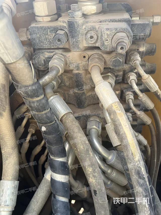 回轉(zhuǎn)馬達(dá)和主控閥（整機(jī)外觀）