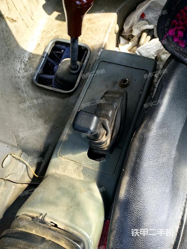 座椅右侧控制台/钥匙门/油门/含右手柄(驾驶室部分) 座椅右侧控制台/钥匙门/油门/含右手柄(驾驶室部分)