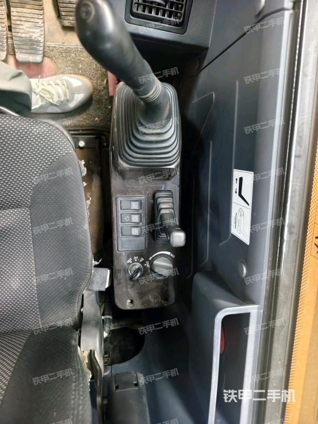 座椅右側(cè)控制臺(tái)/鑰匙門/油門/含右手柄（駕駛室部分）