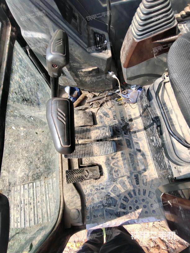 行走控制手柄和踏板 俯拍（驾驶室部分）