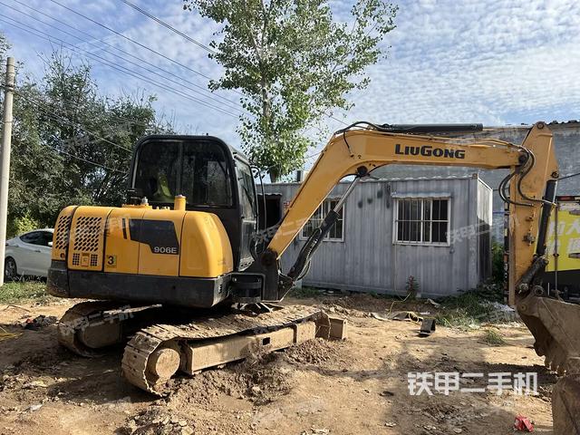 回轉(zhuǎn)馬達(dá)和主控閥（整機(jī)外觀）