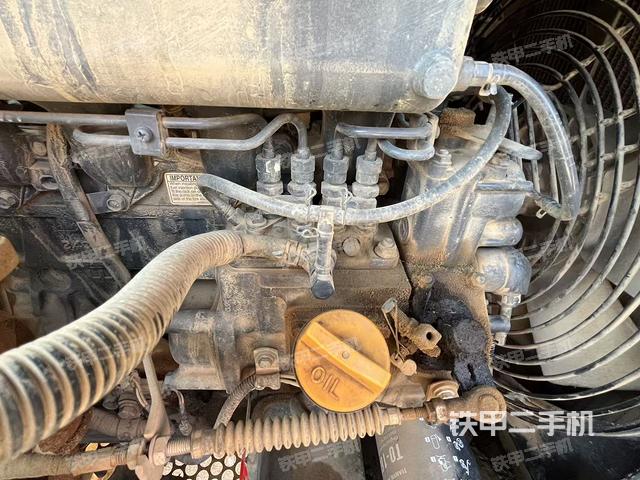 液壓泵艙室正面整體（整機外觀）