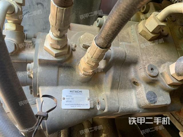 液壓泵艙室正面整體（整機外觀）