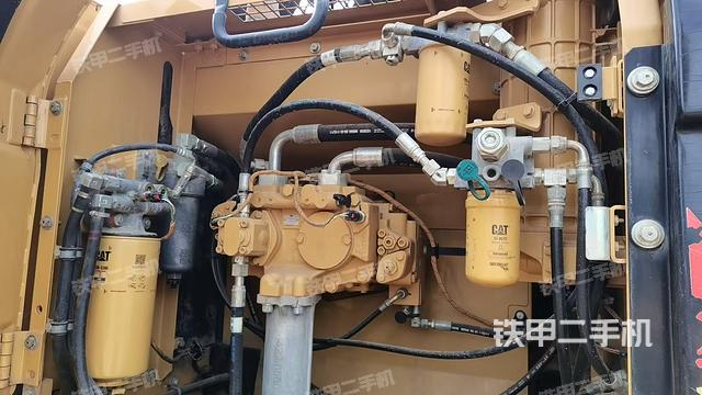 液压泵舱室正面整体(整机外观) 液压泵舱室正面整体(整机外观)