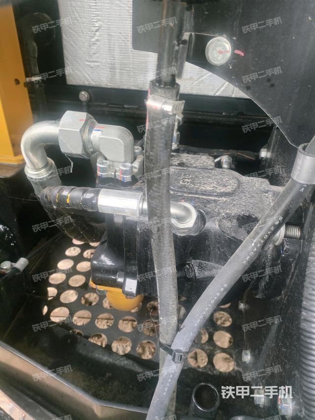 液壓泵艙室正面整體（整機外觀）