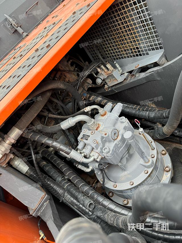 回转马达和主控阀（整机外观）