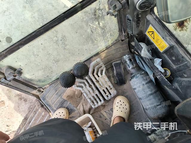 行走控制手柄和踏板 俯拍（驾驶室部分）