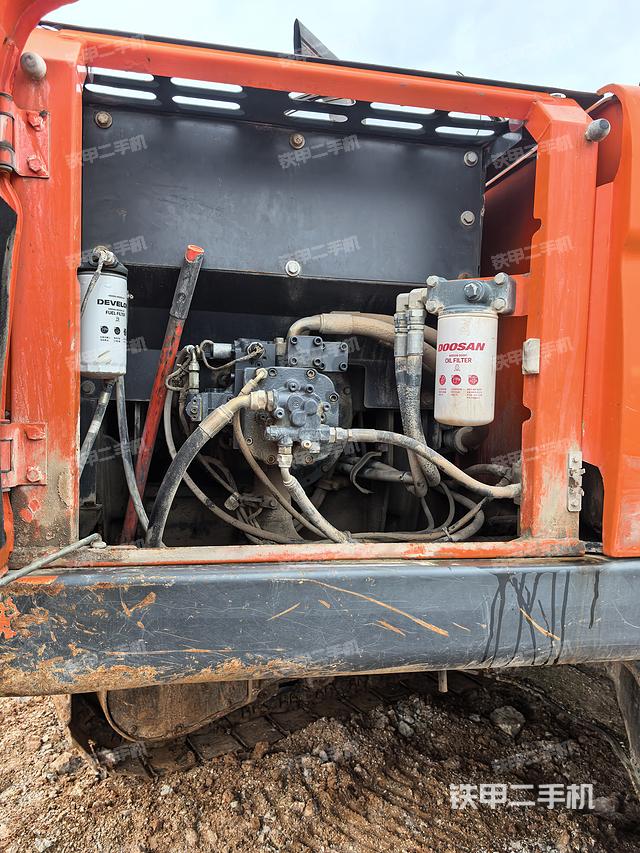 液压泵舱室正面整体(整机外观) 液压泵舱室正面整体(整机外观)