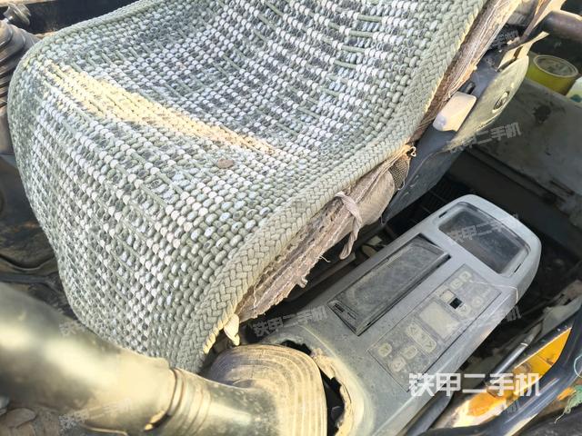 行走控制手柄和踏板 俯拍（驾驶室部分）