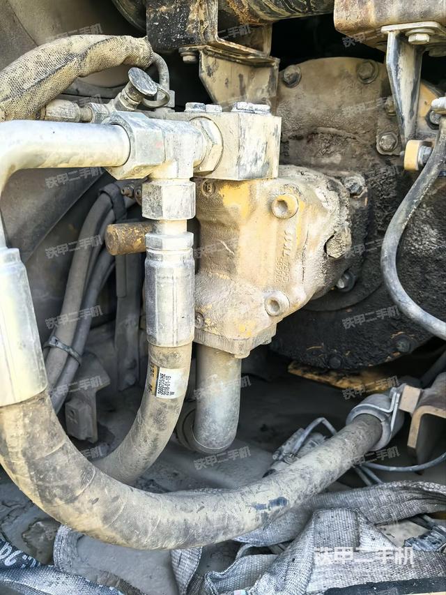 液壓泵艙室正面整體（整機外觀）