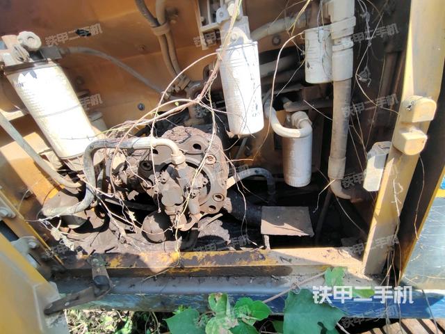 液壓泵艙室正面整體（整機外觀）