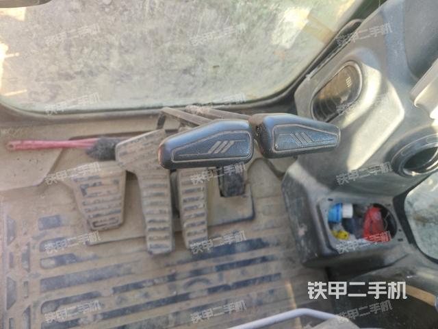 行走控制手柄和踏板?俯拍（駕駛室部分）