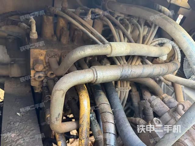 回转马达和主控阀(整机外观) 回转马达和主控阀(整机外观)
