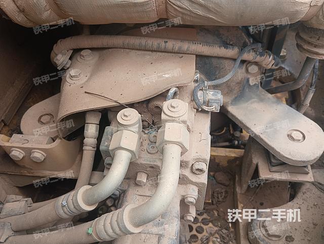 液压泵舱室正面整体（整机外观）