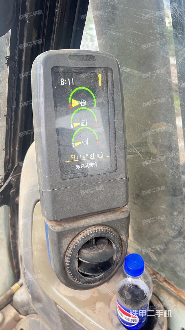 駕駛室整體(整機(jī)外觀) 駕駛室整體(整機(jī)外觀)