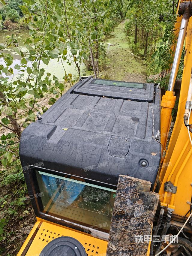 駕駛室頂部（整機外觀）