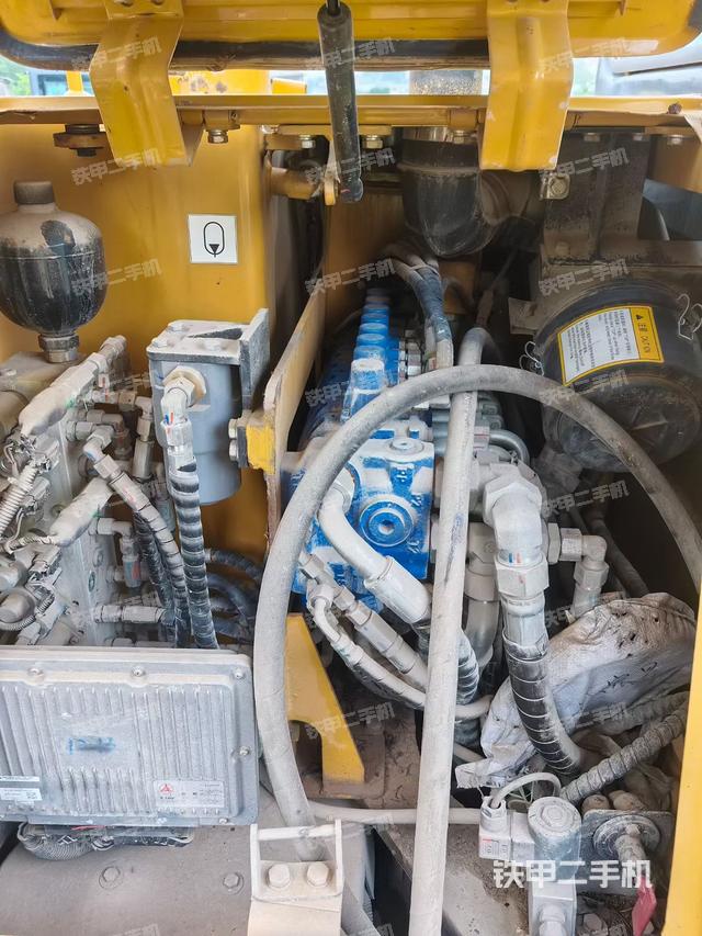 回轉(zhuǎn)馬達(dá)和主控閥（整機(jī)外觀）