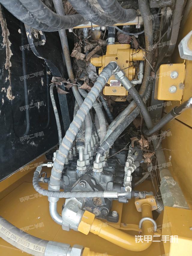 回轉(zhuǎn)馬達(dá)和主控閥（整機(jī)外觀）