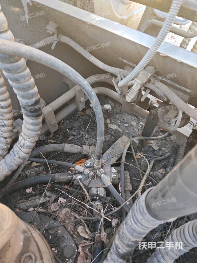 中央回轉(zhuǎn)接頭特寫(xiě)（上車部件）