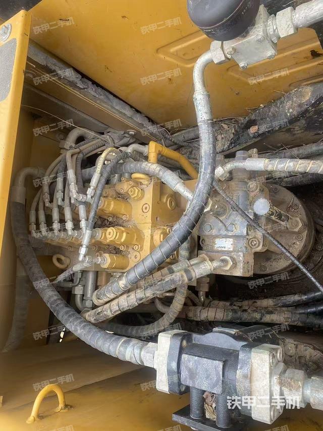 回轉(zhuǎn)馬達(dá)和主控閥（整機(jī)外觀）