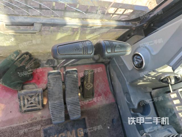 行走控制手柄和踏板?俯拍（駕駛室部分）