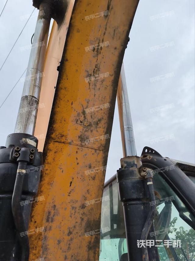 大臂油缸整体 竖拍（工作和回转装置）