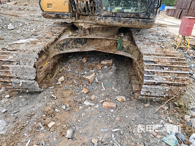 轉(zhuǎn)盤和下車架正前（工作和回轉(zhuǎn)裝置）