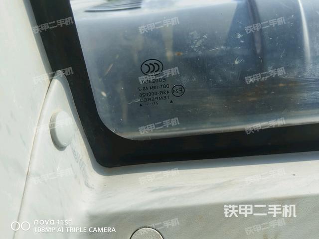 左后方玻璃角標（駕駛室部分）