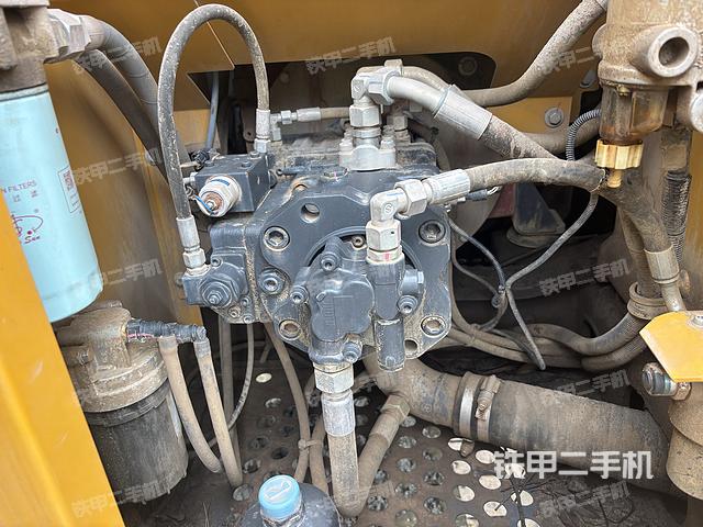 液压泵舱室正面整体（整机外观）