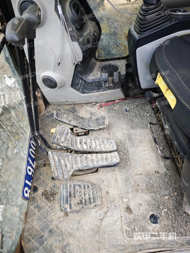 行走控制手柄和踏板?俯拍（駕駛室部分）