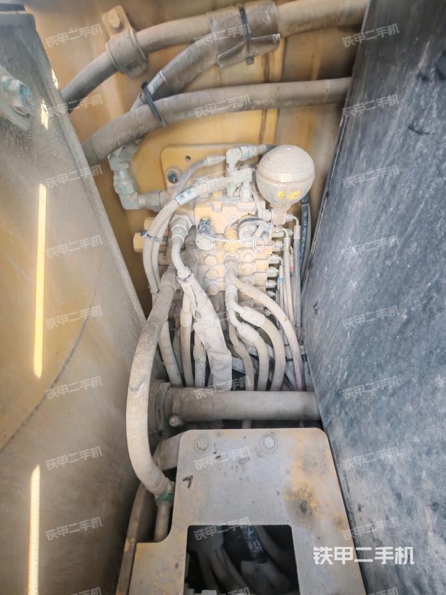 回轉(zhuǎn)馬達和主控閥（整機外觀）