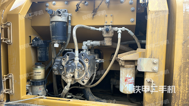 液压泵舱室正面整体（整机外观）