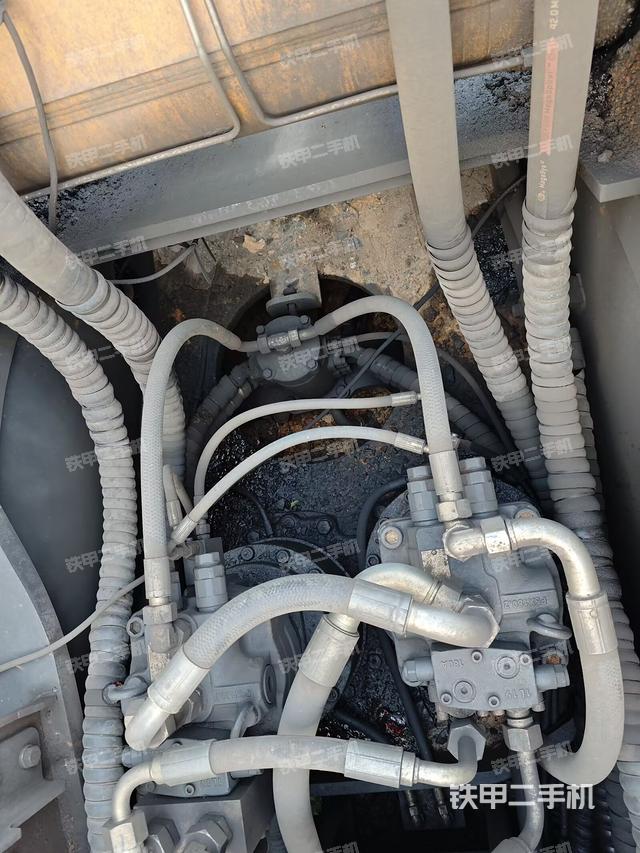 回转马达和主控阀（整机外观）