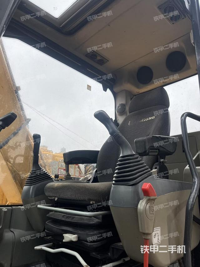 駕駛室頂部（整機外觀）