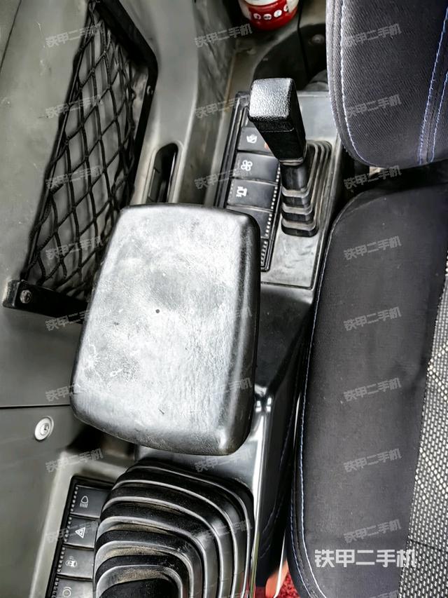 座椅右侧控制台/钥匙门/油门/含右手柄(驾驶室部分) 座椅右侧控制台/钥匙门/油门/含右手柄(驾驶室部分)