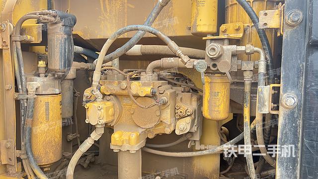 液壓泵艙室正面整體(整機(jī)外觀) 液壓泵艙室正面整體(整機(jī)外觀)