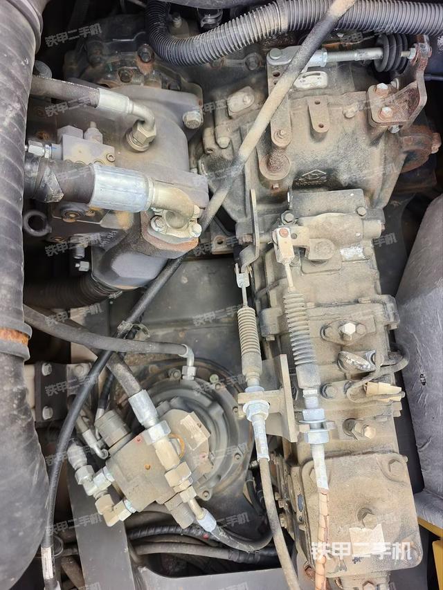 液壓泵艙室正面整體（整機外觀）