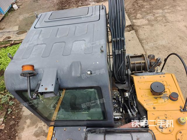 驾驶室顶部(整机外观) 驾驶室顶部(整机外观)