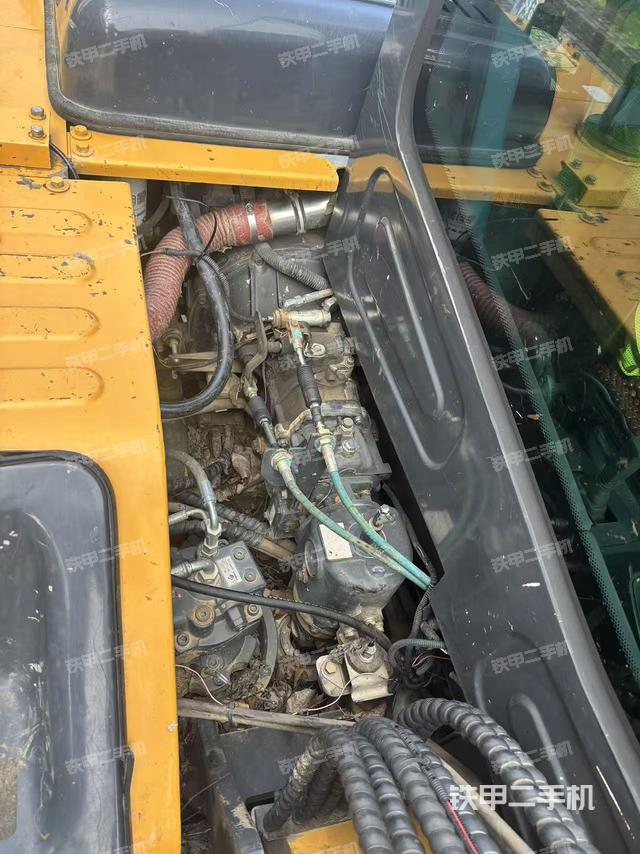 液壓泵艙室正面整體（整機(jī)外觀）