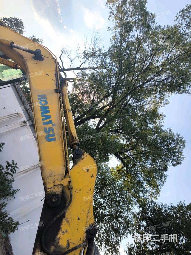 大臂油缸整体 竖拍（工作和回转装置）