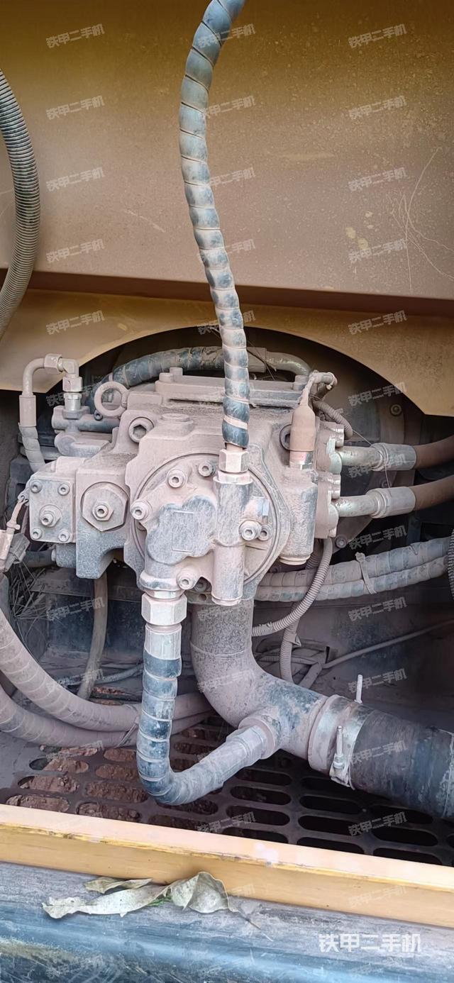 液压泵舱室正面整体（整机外观）